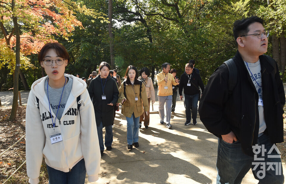 서울대 환경대학원 지속가능 ESG 전문가 과정 제6기 펠로우들이 1일 서울 종로구 종묘 정전을 나와 북신문으로 향하고 있다./ 이호형 기자 leemario@sporbiz.co.kr 2025.11.01