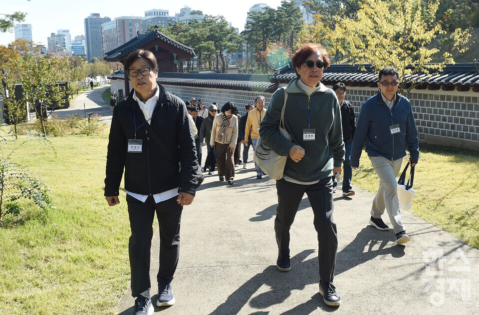 서울시립대 이강근 명예교수가 1일 서울 종로구 종묘 정전을 나와 조경진 주임교수,김부열 부교수,펠로우들과 종묘 담길을 걷고 있다./ 이호형 기자 leemario@sporbiz.co.kr 2025.11.01