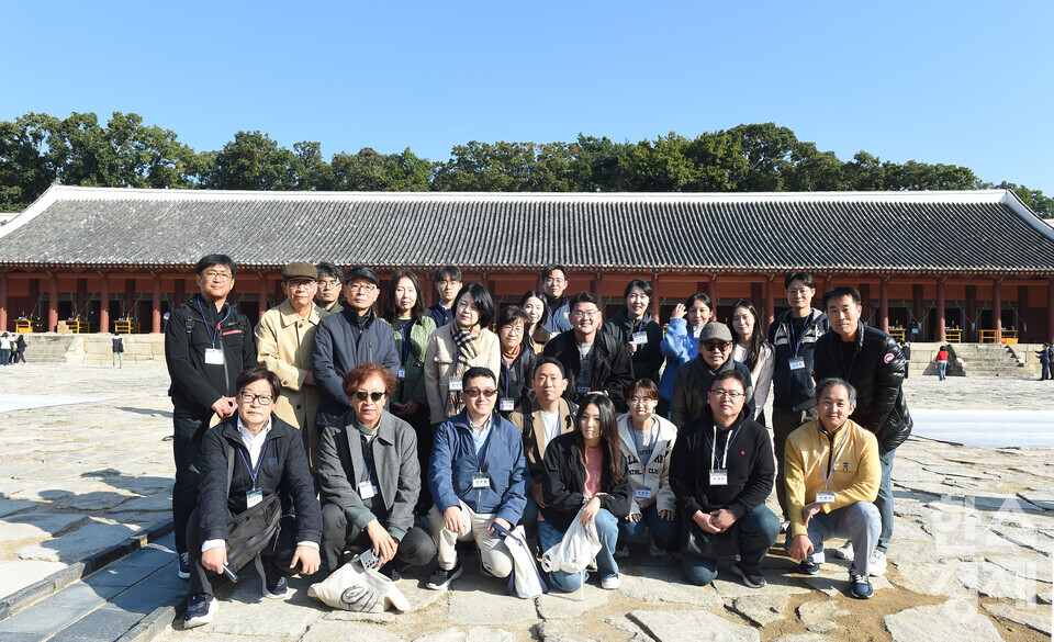 서울대학교 환경대학원 지속가능 ESG 전문가 과정 제6기 펠로우들이 1일 서울 종로구 종묘 정전 앞에서 기념촬영을 하고 있다./ 이호형 기자 leemario@sporbiz.co.kr 2025.11.01