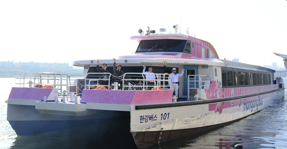 1일 운항을 재개한 한강버스가 서울 옥수선착장 부근을 지나고 있다./연합뉴스.
