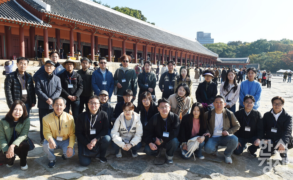 서울대학교 환경대학원 지속가능 ESG 전문가 과정 제6기 펠로우들이 24일 서울 종로구 종묘 정전 앞에서 기념촬영을 하고 있다./ 이호형 기자 leemario@sporbiz.co.kr 2025.11.01