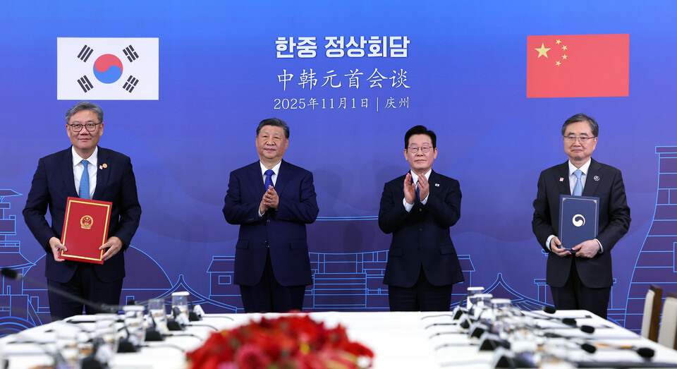 조현 외교부 장관과 왕원타오 중국 상무부장이 1일 경북 국립경주박물관에서 이재명 대통령과 시진핑 중국 국가주석이 참석한 가운데 '2026-2030 경제협력 공동계획' 양해각서를 체결하고 있다. 사진=연합뉴스