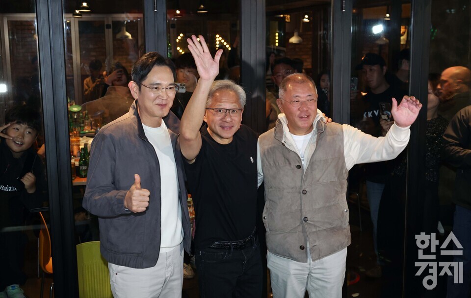 젠슨 황 엔비디아 최고경영자(CEO)가 30일 오후 서울 강남구 삼성동 코엑스 광장에서 열린 지포스 게이머 페스티벌(GeForce Gamer Festival); 엔비디아 PC 게임 페스티벌에 앞서 이재용 삼성전자 회장, 정의선 현대차그룹 회장과 강남 모처 ‘치맥 회동'에서 기념촬영을 하고 있다./ 이호형 기자 leemario@sporbiz.co.kr 2025.10.30