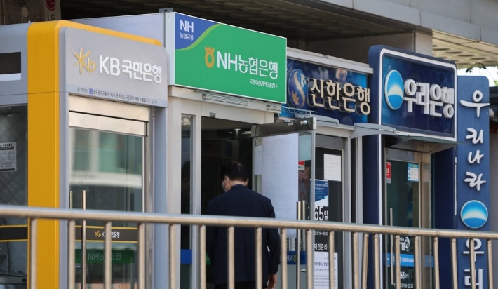 정부의 강력한 부동산 규제로 전세 물건이 귀해지면서 관련 대출은 급감했으나 신용대출은 증가한 것으로 나타났다.  / 사진=연합뉴스