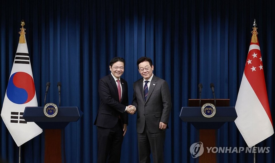 한국과 싱가포르가 정상회담에서 양국 관계를 전략적 동반자 관계로 격상하고 여러 방면에서 협력하기로 합의했다. 사진은 로런스 웡 싱가포르 총리와 이재명 대통령. / 사진=연합뉴스