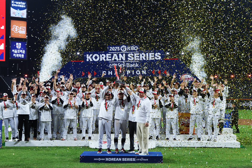 31일 대전 한화생명볼파크에서 열린 2025 신한 SOL뱅크 KBO 한국시리즈 5차전에서 한화 이글스를 4-1로 제압, 시리즈 전적 4승 1패로 우승을 확정한 LG 트윈스. /LG 트윈스 제공