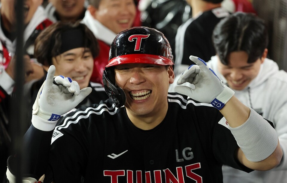 프로야구 LG 트윈스 김현수가 더그아웃에서 동료들의 축하를 받고 있다. /연합뉴스