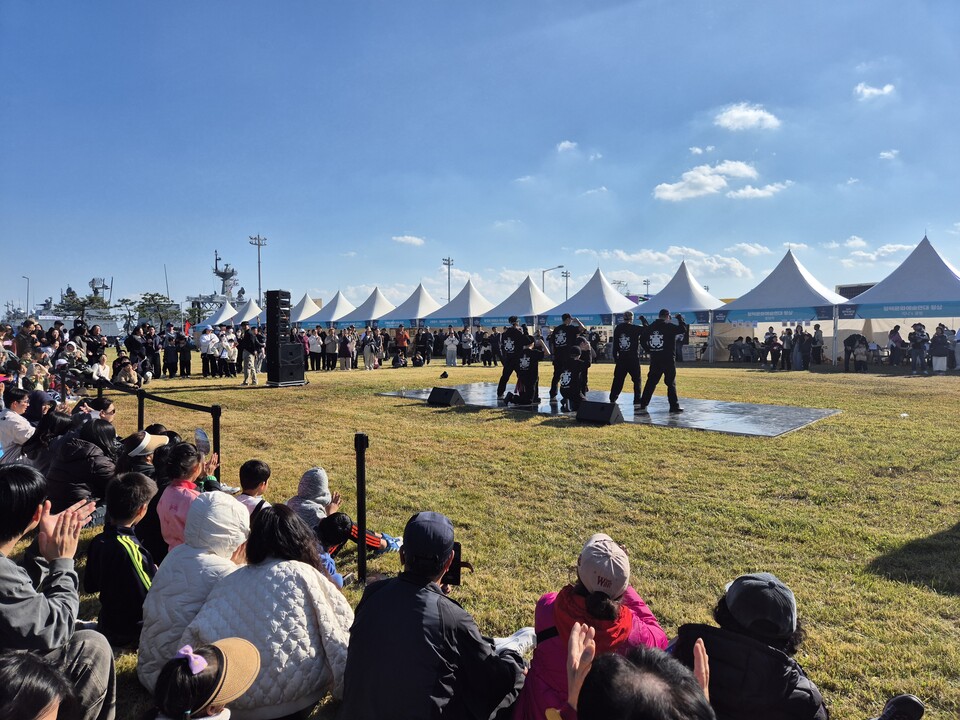 정장선 평택시장은 “쌀쌀한 날씨에도 참여해주신 시민 여러분과 함께해준 해군2함대에 감사드린다”며 “평택해양페스티벌은 시민과 해군이 함께 만드는 특별한 축제로 자리 잡고 있다. 평화의 바다, 희망의 바다로서의 평택의 가치를 더욱 키워가겠다”고 말했다./ 평택시 제공