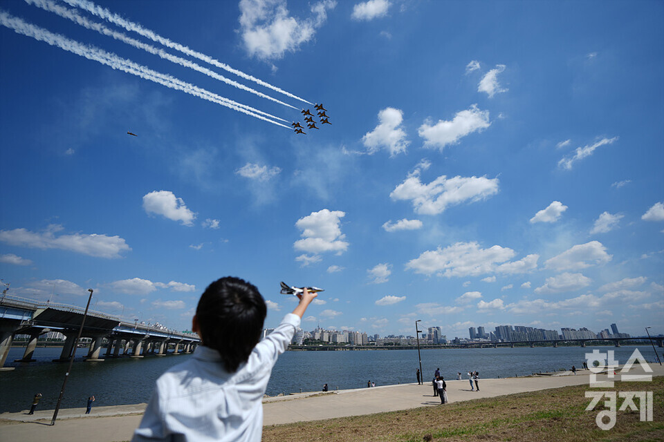 대한민국공군특수비행팀 블랙이글스 편대가 서울 상공을 비행하는 모습. /김근현 기자 khkim@sporbiz.co.kr