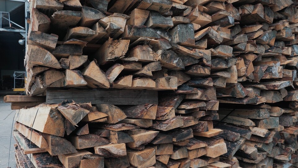 동화기업 파티클보드 생산 공장에 적재된 산불 피해목./동화기업