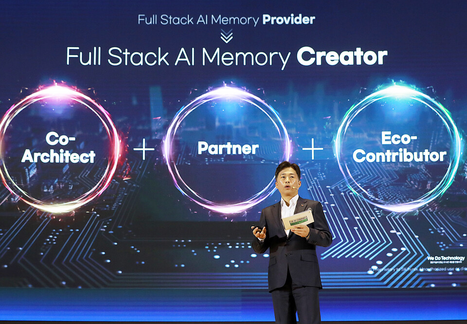SK하이닉스 곽노정 대표이사 사장이 3일 서울 삼성동 코엑스에서 열린 ‘SK AI 서밋 2025’에서 ‘AI 시대, SK하이닉스가 그리는 새로운 비전과 기술’ 을 주제로 기조연설을 진행하고 있다. / SK하이닉스