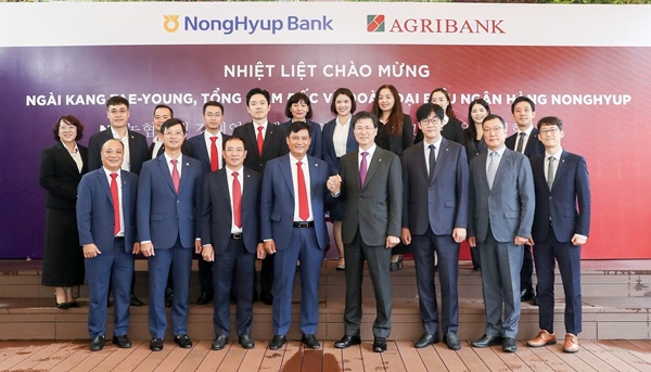 강태영 NH농협은행장이 지난달 31일 베트남 하노이의 아그리뱅크 본사를 방문해 팜 또안 브엉 은행장을 접견하고, 두 은행의 포괄적 업무협력 및 상호 발전 방안을 논의했다. /NH농협은행 제공