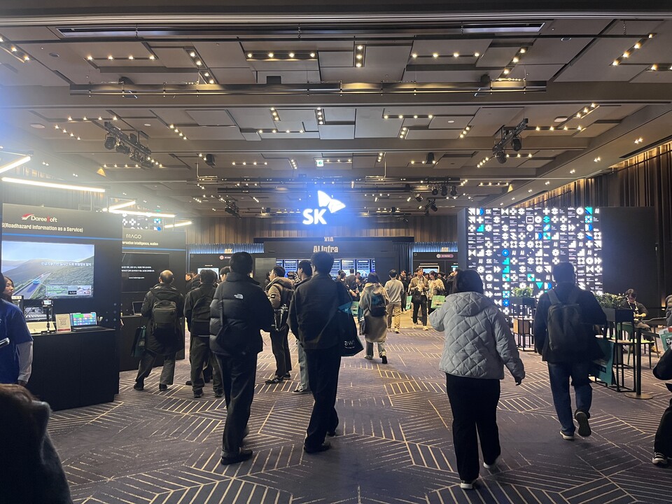 현장에서는 국내외 AI 리더 기업 관계자들은 물론 일반 개발자, 학과 점퍼를 입은 대학생들까지 심도 있게 기술을 구경하고 체험하는 모습이 돋보였다./박정현 기자