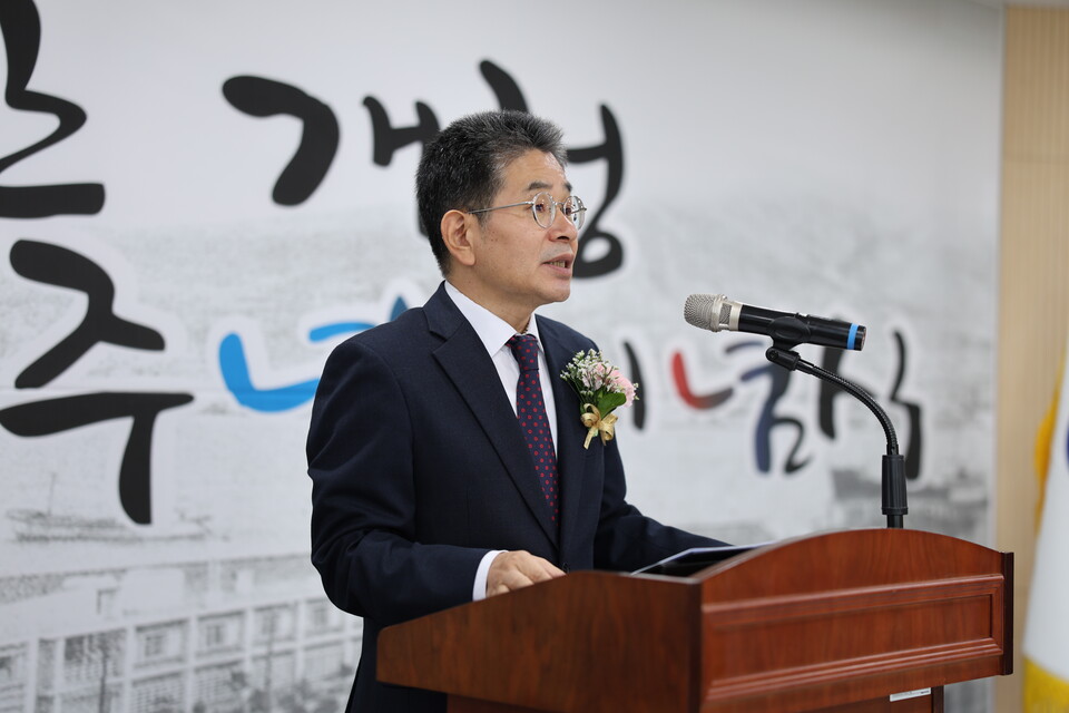 김용식 부산세관장이 3일(월) 오전 부산세관 청사에서 열린 '부산세관 142주년 개청기념식'에서 기념사를 하고 있다.