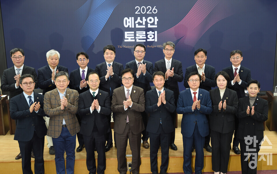 우원식 국회의장이 3일 서울 여의도 국회 의원회관에서 열린 2026년도 예산안 토론회에서 한병도 국회 예산결산특별위원장,지동하 국회예산정책처장 등 참석자들과 기념촬영을 하고 있다./ 이호형 기자 leemario@sporbiz.co.kr 2025.11.03