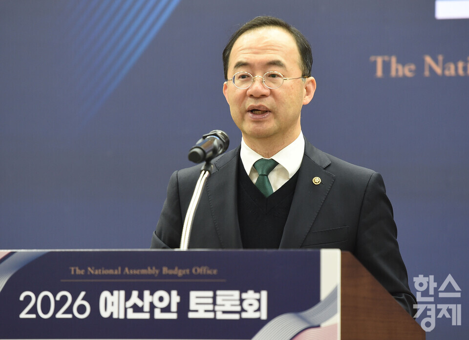 지동하 국회예산정책처장이 3일 서울 여의도 국회 의원회관에서 열린 2026년도 예산안 토론회에서 개회사를 하고 있다./ 이호형 기자 leemario@sporbiz.co.kr 2025.11.03