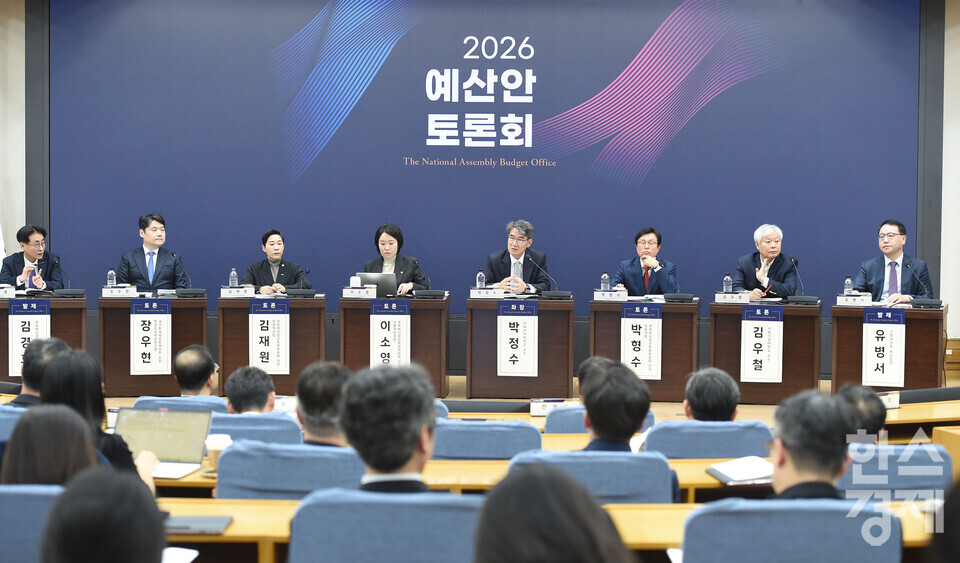 좌장 박정수 이화여대 교수가 3일 오후 서울 여의도 국회 의원회관에서 열린 2026년도 예산안 토론회를 진행 하고 있다./ 이호형 기자 leemario@sporbiz.co.kr 2025.11.03