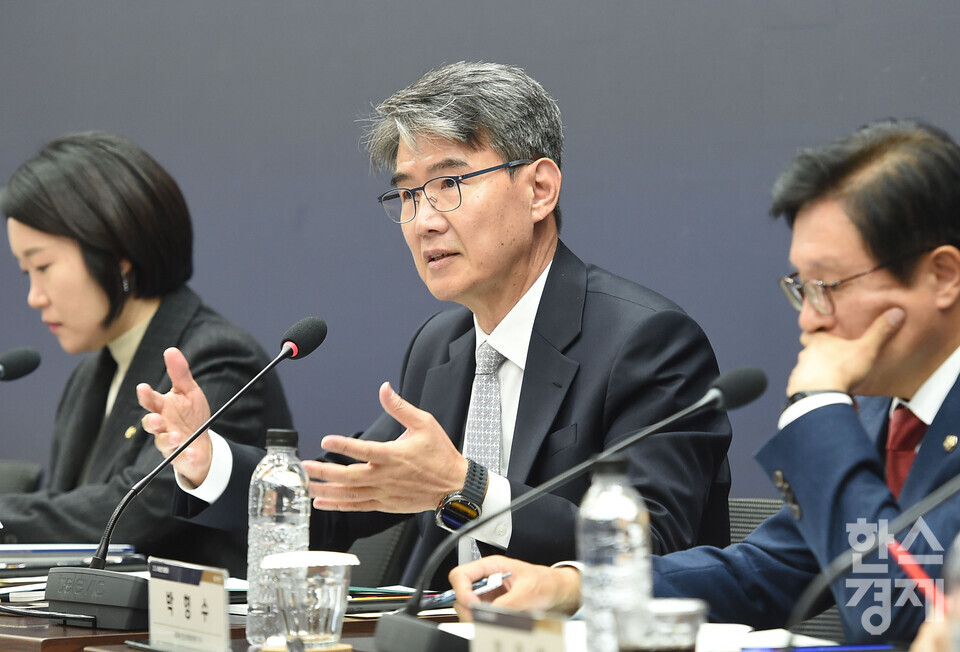 좌장 박정수 이화여대 교수가 3일 오후 서울 여의도 국회 의원회관에서 열린 2026년도 예산안 토론회를 진행 하고 있다./ 이호형 기자 leemario@sporbiz.co.kr 2025.11.03