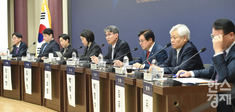 좌장 박정수 이화여대 교수가 3일 오후 서울 여의도 국회 의원회관에서 열린 2026년도 예산안 토론회를 진행 하고 있다./ 이호형 기자 leemario@sporbiz.co.kr 2025.11.03