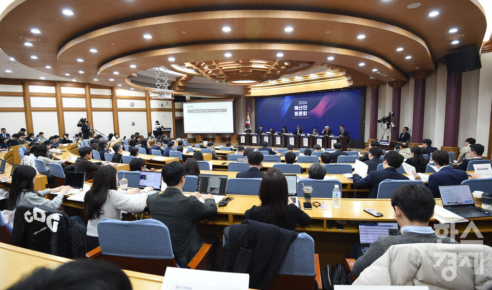 좌장 박정수 이화여대 교수가 3일 오후 서울 여의도 국회 의원회관에서 열린 2026년도 예산안 토론회를 진행 하고 있다./ 이호형 기자 leemario@sporbiz.co.kr 2025.11.03