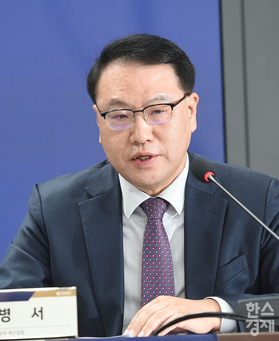 유병서 기획재정부 예산실장이 3일 오후 서울 여의도 국회 의원회관에서 열린 2026년도 예산안 토론회에서 '회복과 성장을 위한 2026년 예산안' 주제 발표를 하고 있다./ 이호형 기자 leemario@sporbiz.co.kr 2025.11.03