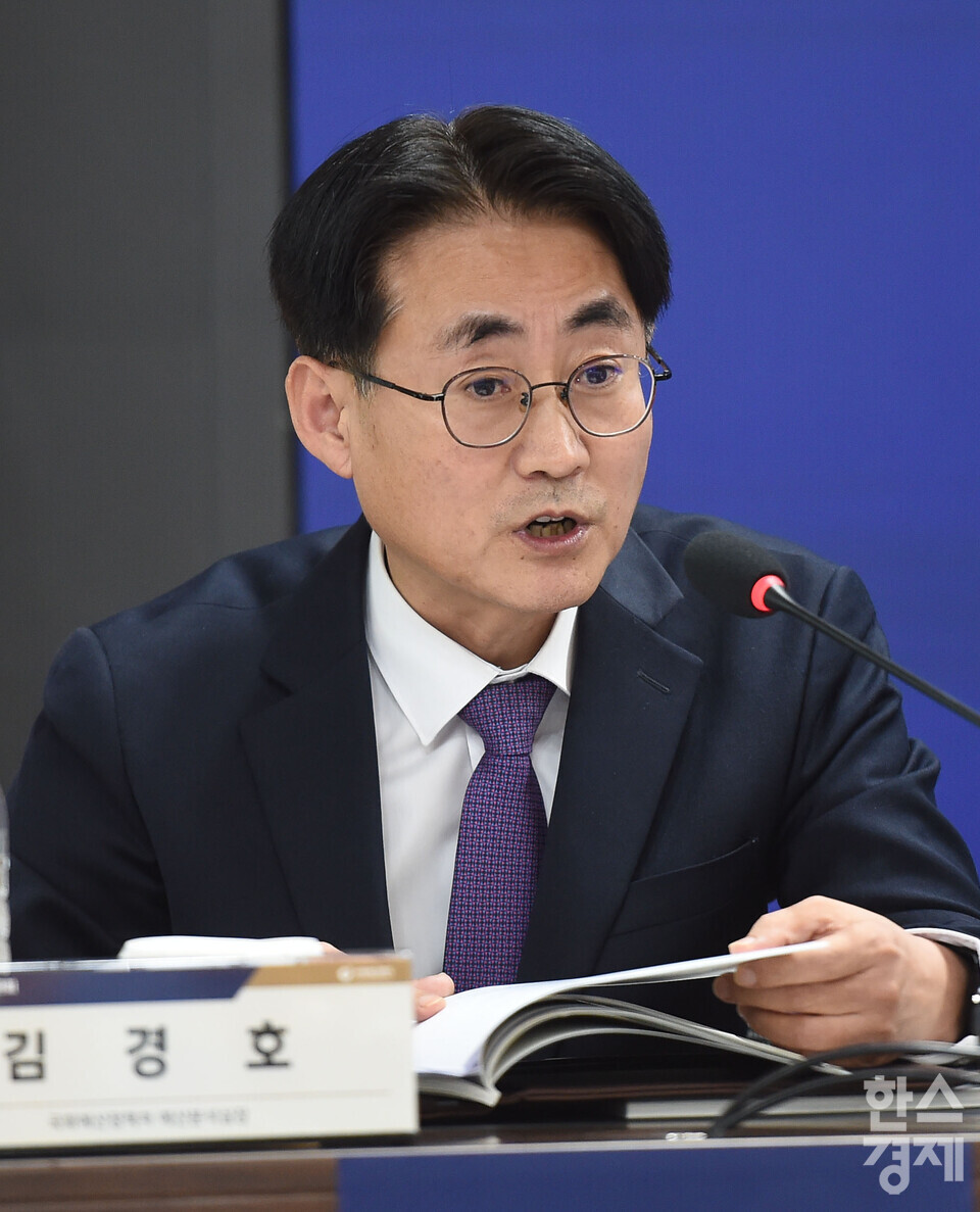 김경호 국회예산정책처 예산분석실장이 3일 오후 서울 여의도 국회 의원회관에서 열린 2026년도 예산안 토론회에서 '2026년도 예산안의 주요 특징과 분석 내용' 주제 발표를 하고 있다./ 이호형 기자 leemario@sporbiz.co.kr 2025.11.03