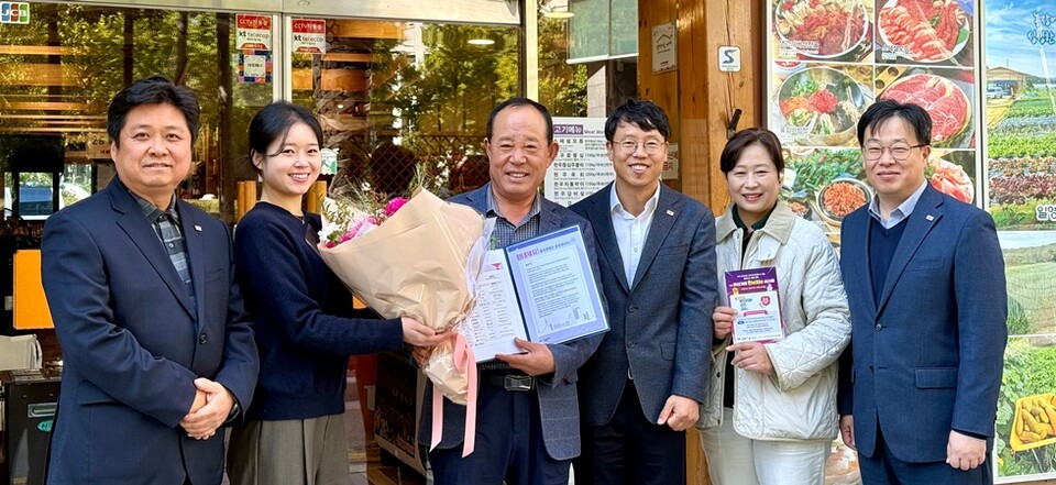 흥국화재 관계자들이 서울 광화문 ‘황금정 식당’을 방문해 응원문구와 꽃다발을 전달하고 있다.  (왼쪽부터 이영제흥국화재 소비자지원팀  팀장, 김가은 사원, 황금정 배광순 대표 흥국화재 CCO 주기영 실장,소비자보호팀 한영심 주임, 권봉천 팀장) 사진/흥국화재
