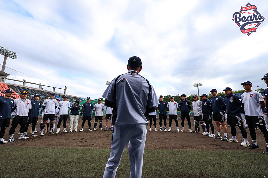 두산 선수단이 일본 미야자키 마무리 캠프를 앞두고 둥글게 모여 미팅하고 있다. /두산 베어스 제공