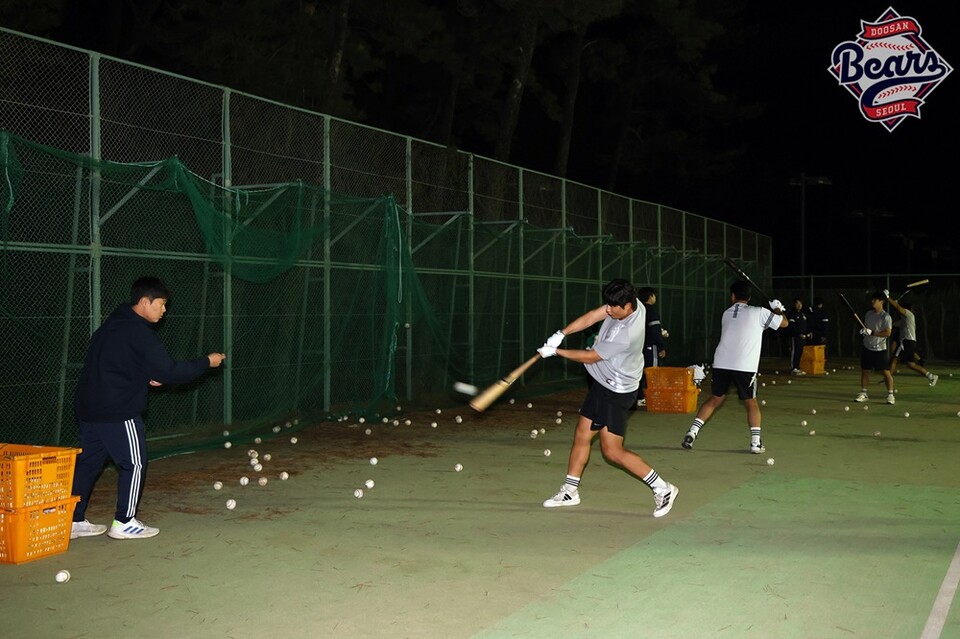 두산 선수단이 야간 특타 훈련에 나서고 있다. /두산 베어스 제공