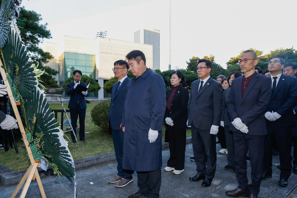 이정선 광주시교육감이 3일 광주제일고에서 진행한 학생독립운동기념탑 참배에서 헌화 후 묵념을 하고 있다. /사진=광주시교육청