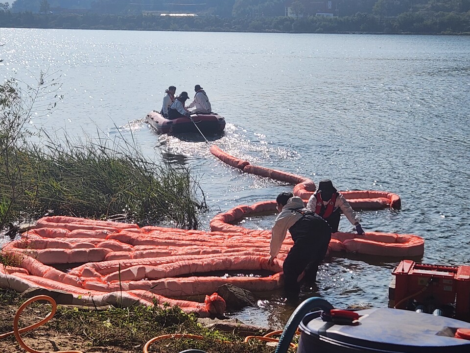 대구지방환경청, 한국환경공단 등 낙동강 왜관낙동강교 일원에서 수질오염사고 대응 합동방제훈련. 사진=칠곡군 제공