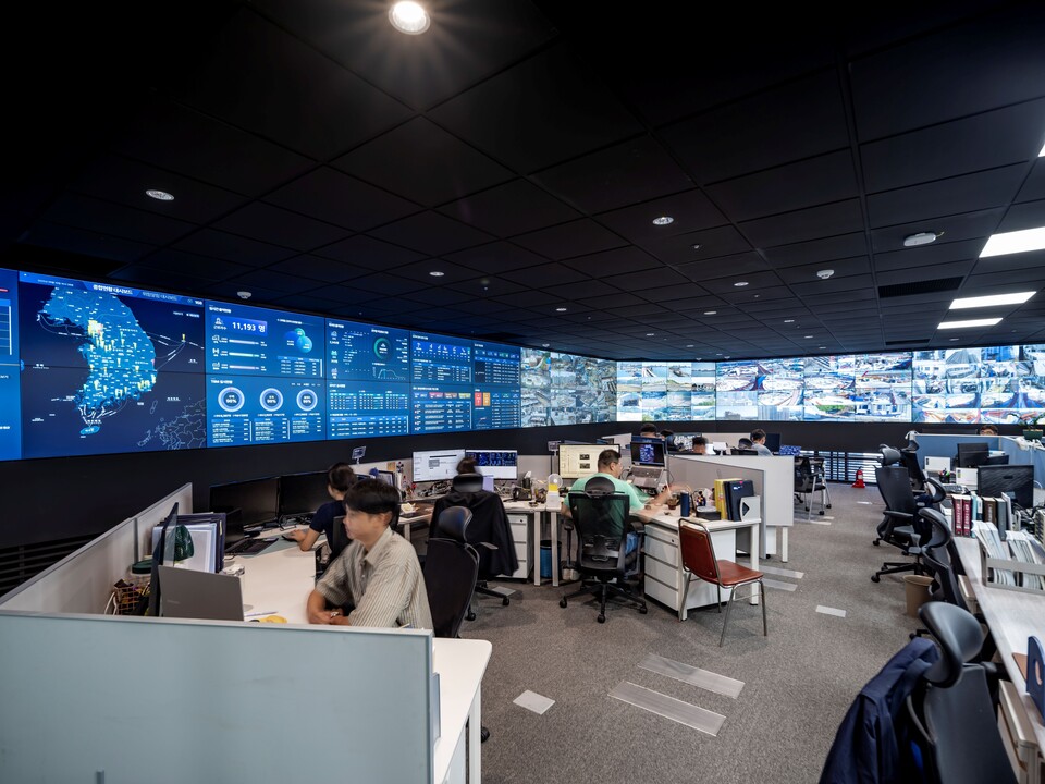 DL이앤씨 종합안전관제상황실./DL이앤씨
