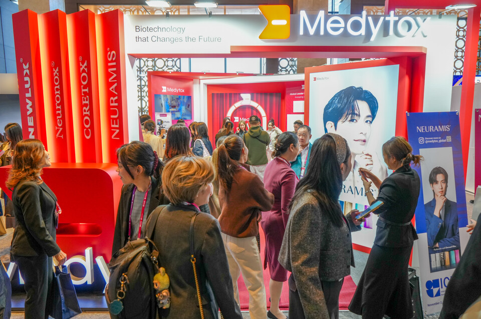 '2025 ICLAS 서울'에 참가한 의료 관계자들이 메디톡스 부스를 관람하고 있다./메디톡스 제공