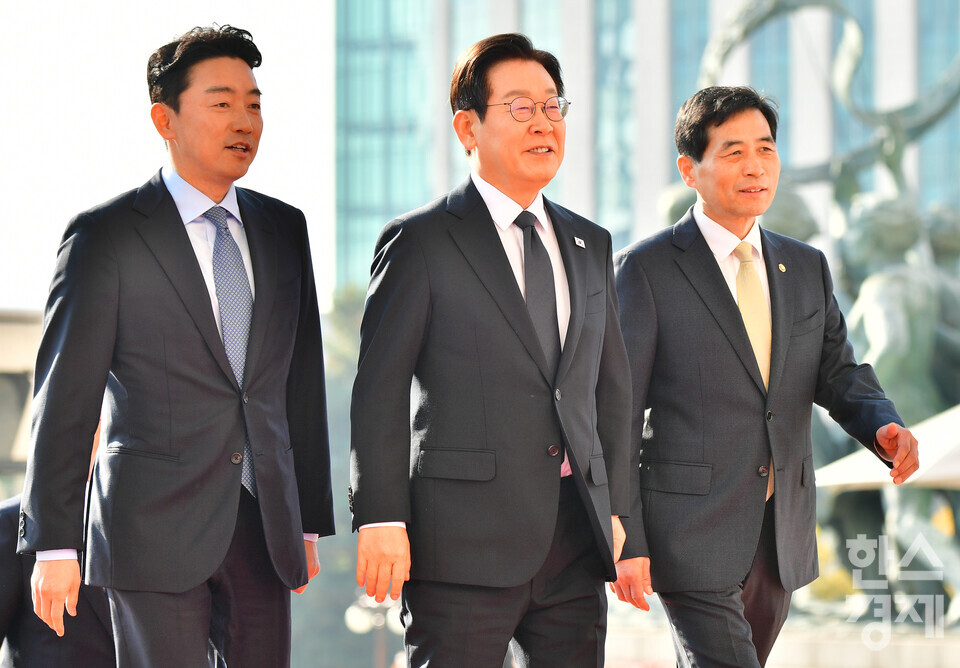 이재명 대통령이 4일 오전 서울 여의도 국회 본회장에서 내년도 정부 예산안에 대한 시정 연설을 위해 국회로 이동하고 있다. [사진공동취재단] leemario@sporbiz.co.kr 2025.11.04