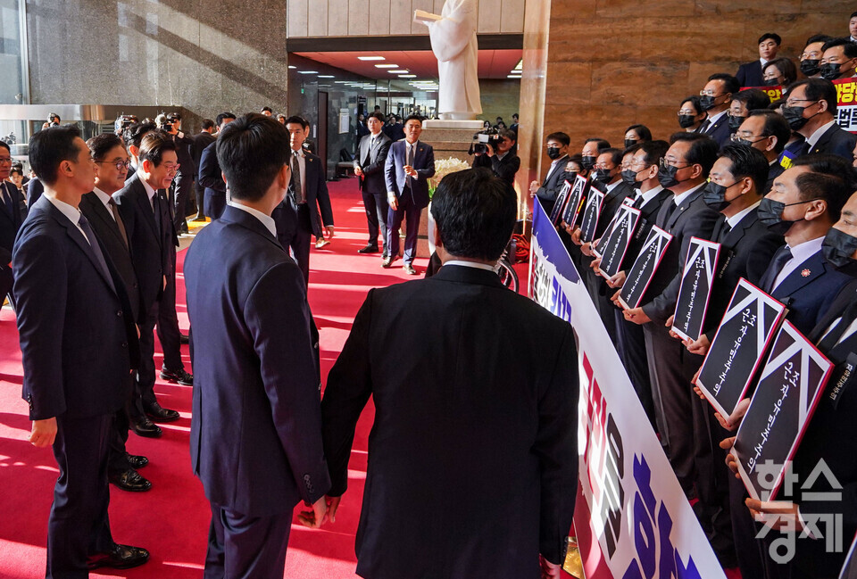 4일 서울 여의도 국회에서 국민의힘 의원들이 이재명 대통령의 내년도 정부 예산안에 대한 시정연설 불참을 선언하며 규탄대회를 열고 있다.  [사진공동취재단] leemario@sporbiz.co.kr 2025.11.04