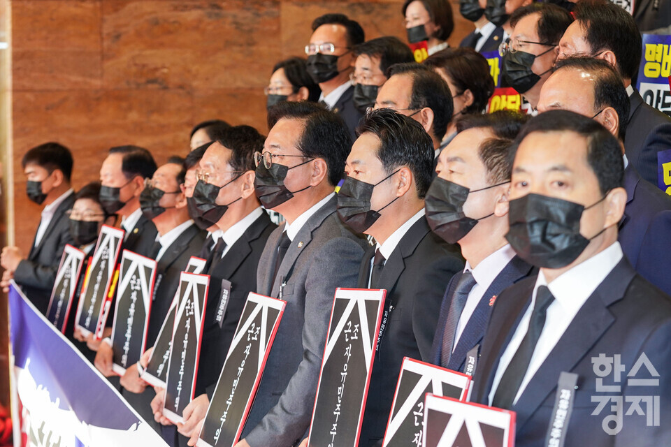4일 서울 여의도 국회에서 국민의힘 의원들이 이재명 대통령의 내년도 정부 예산안에 대한 시정연설 불참을 선언하며 규탄대회를 열고 있다.  [사진공동취재단] leemario@sporbiz.co.kr 2025.11.04