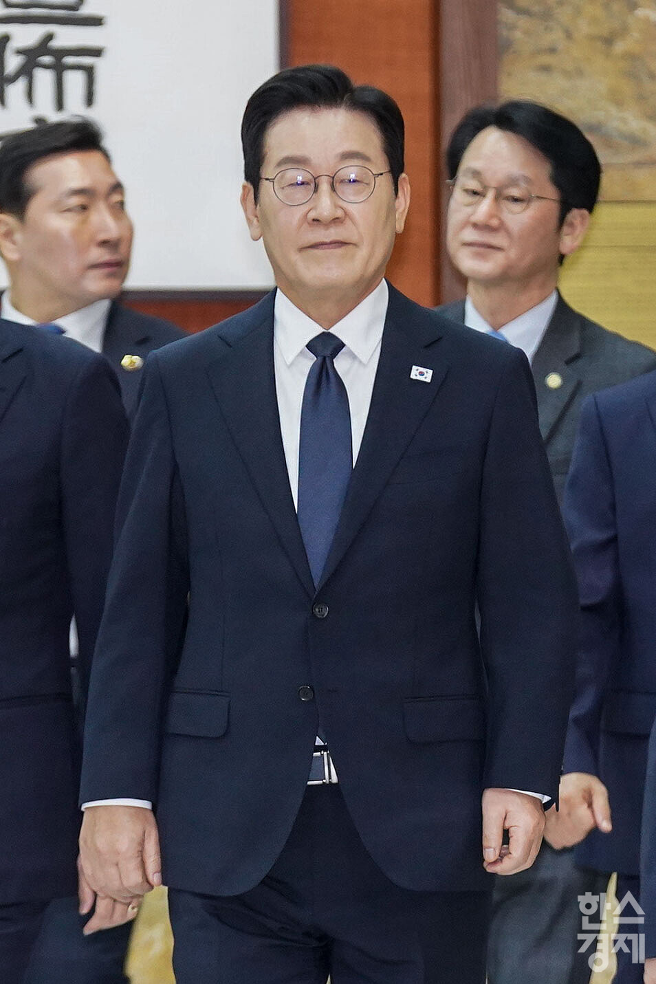 이재명 대통령이 4일 오전 서울 여의도 국회 본회장에서 내년도 정부 예산안에 대한 시정 연설을 위해 국회로 이동하고 있다. [사진공동취재단] leemario@sporbiz.co.kr 2025.11.04