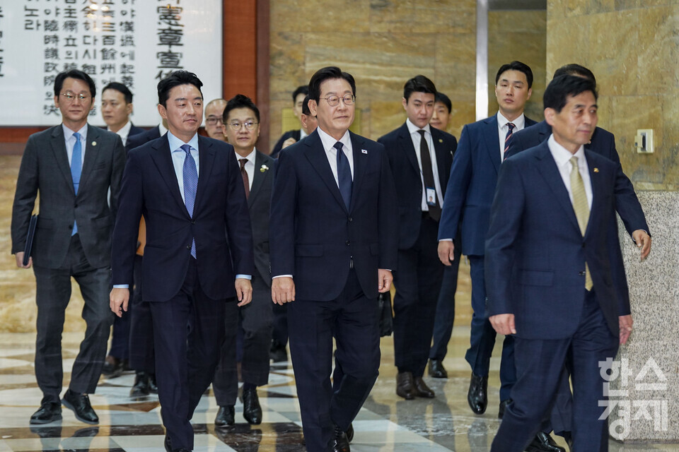 이재명 대통령이 4일 오전 서울 여의도 국회 본회장에서 내년도 정부 예산안에 대한 시정 연설을 위해 국회로 이동하고 있다. [사진공동취재단] leemario@sporbiz.co.kr 2025.11.04