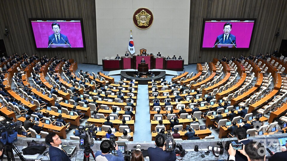 이재명 대통령이 4일 오전 서울 여의도 국회 본회의에서 국민의 힘 의원들이 불참 한 가운데 2026년도 예산안에 대한 정부의 시정연설을 하고 있다. [사진공동취재단] leemario@sporbiz.co.kr 2025.11.04