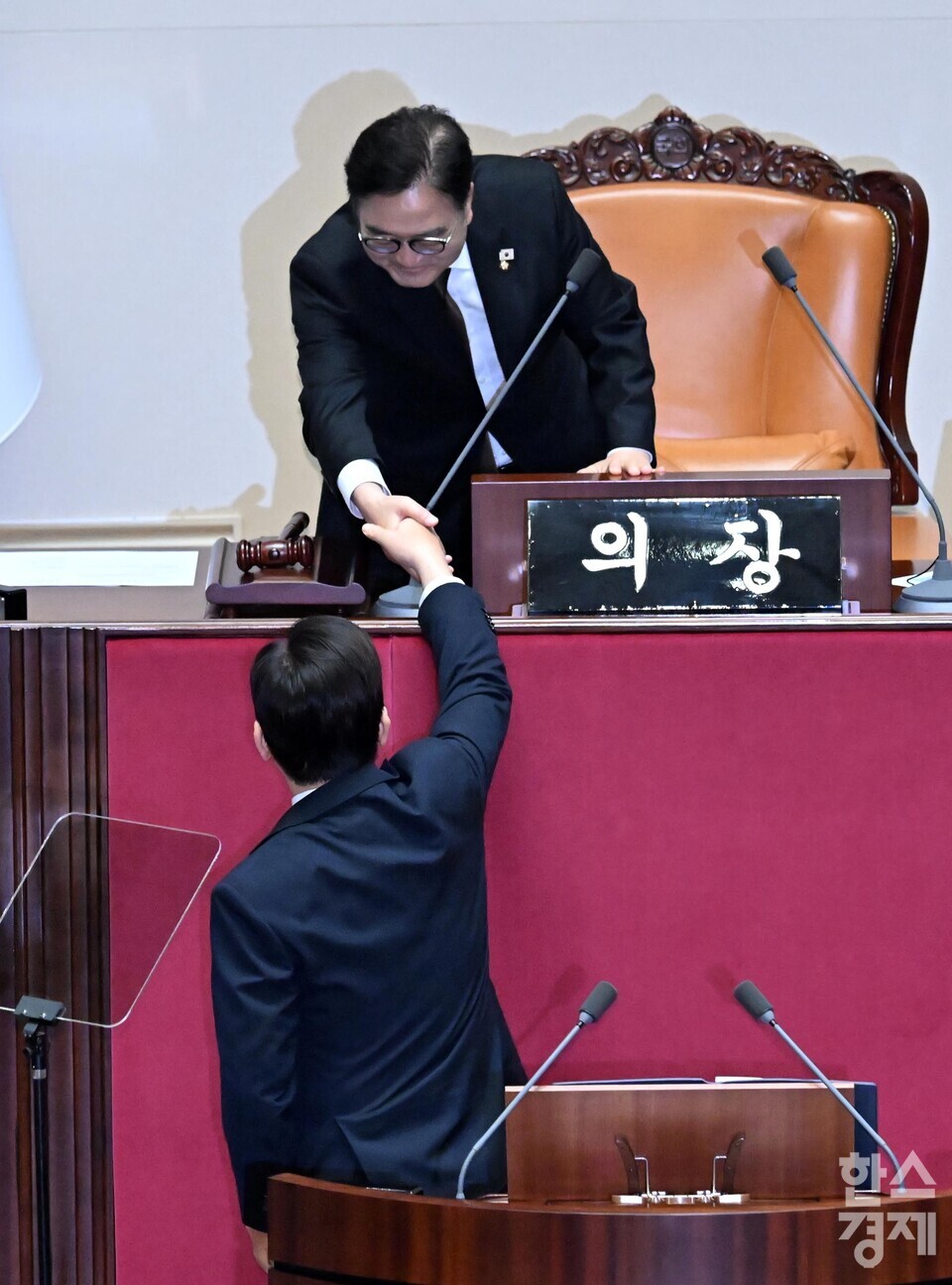 이재명 대통령이 4일 오전 서울 여의도 국회 본회의에서  2026년도 예산안에 대한 정부의 시정연설을 마치고 우원식 국회의장과 악수를 하고 있다. [사진공동취재단] leemario@sporbiz.co.kr 2025.11.04