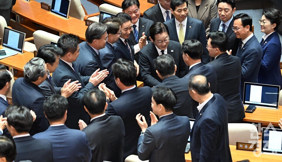 이재명 대통령이 4일 서울 여의도 국회에서 ‘내년도 정부 예산안에 대한 시정연설’을 마치고 의원들과 인사를 나누며 퇴장하고 있다. [사진공동취재단] leemario@sporbiz.co.kr 2025.11.04
