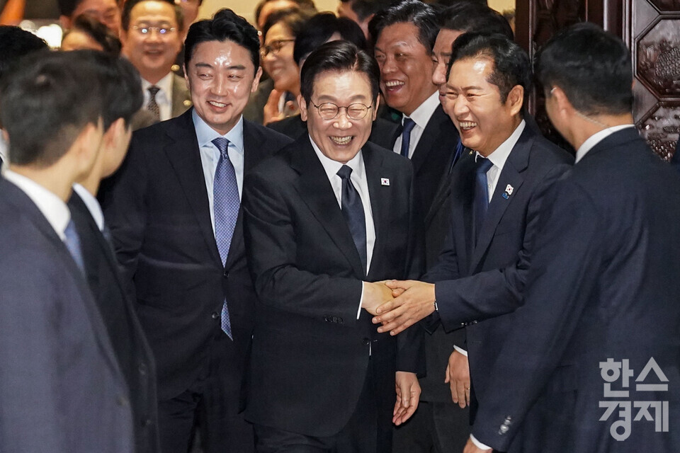 이재명 대통령이 4일 서울 여의도 국회에서 ‘내년도 정부 예산안에 대한 시정연설’을 마치고 의원들과 인사를 나누며 퇴장하고 있다. [사진공동취재단] leemario@sporbiz.co.kr 2025.11.04