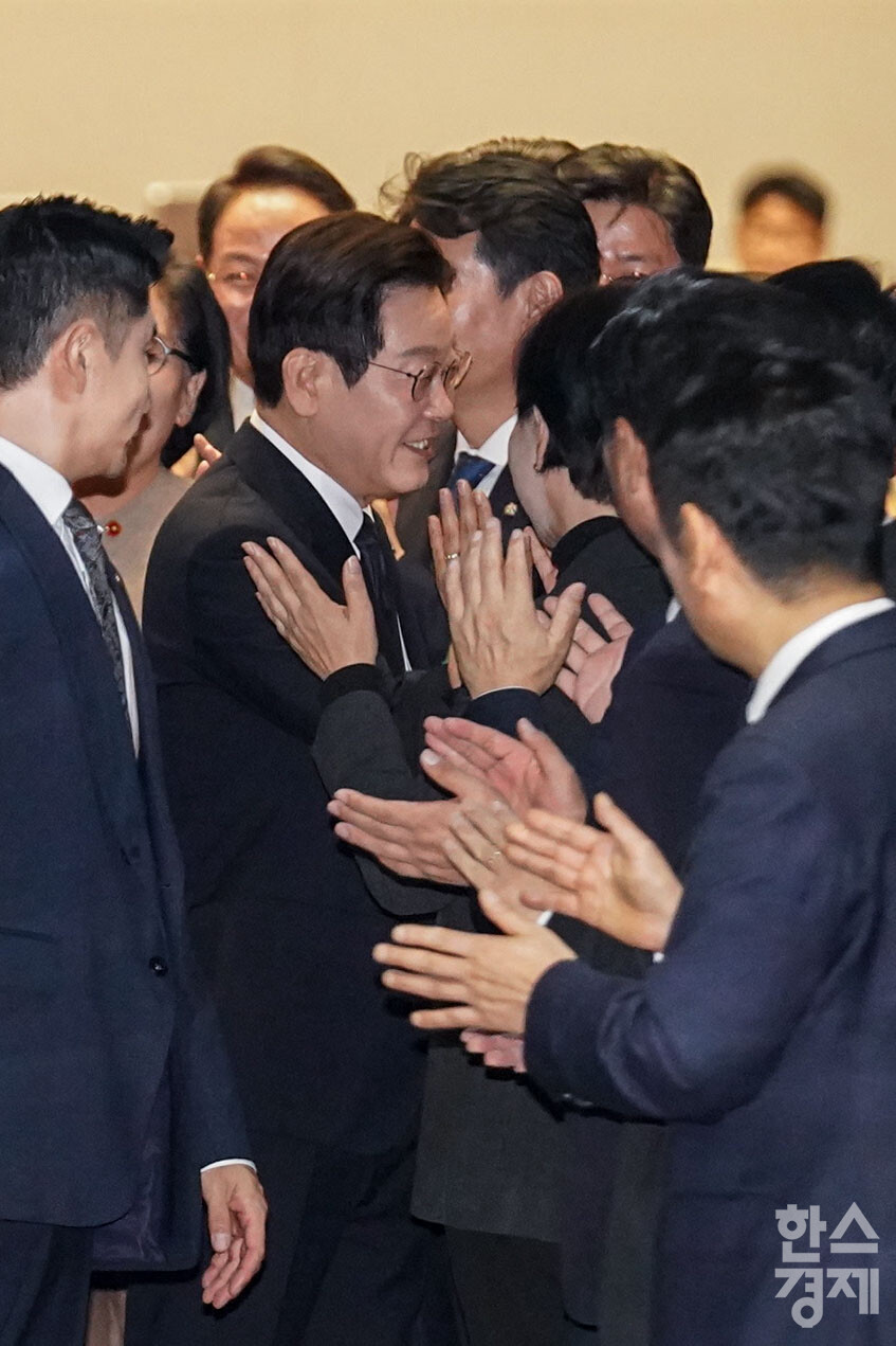 이재명 대통령이 4일 서울 여의도 국회에서 ‘내년도 정부 예산안에 대한 시정연설’을 마치고 의원들과 인사를 나누며 퇴장하고 있다. [사진공동취재단] leemario@sporbiz.co.kr 2025.11.04