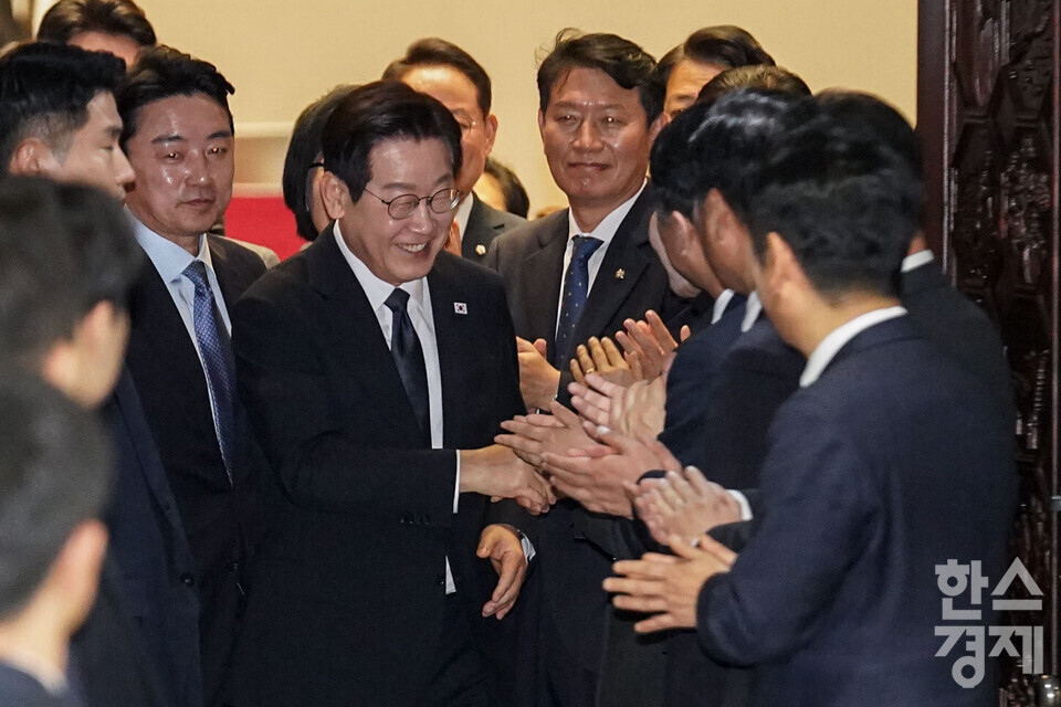 이재명 대통령이 4일 서울 여의도 국회에 ‘내년도 정부 예산안에 대한 시정연설’을 마치고 의원들과 인사를 나누며 퇴장하고 있다. [사진공동취재단] leemario@sporbiz.co.kr 2025.11.04