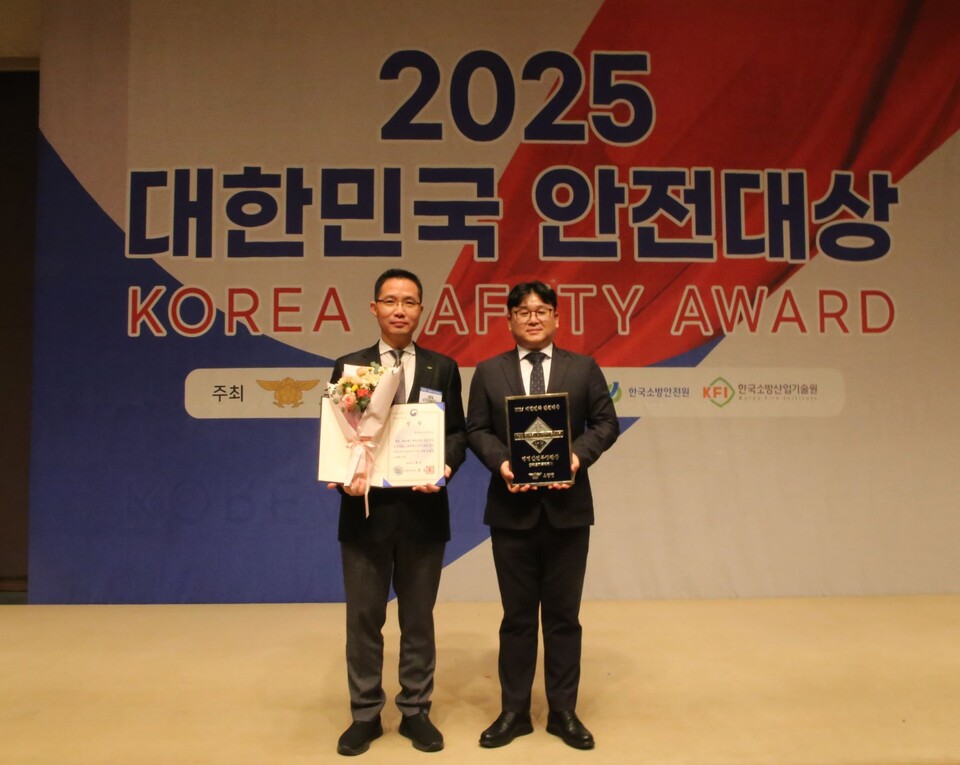 3일 서울 중구 한국프레스센터에서 열린 ‘제24회 대한민국 안전대상’ 시상식에서 한국토지주택공사 직원들이 행정안전부 장관상 수상 기념사진을 촬영하고 있다./LH