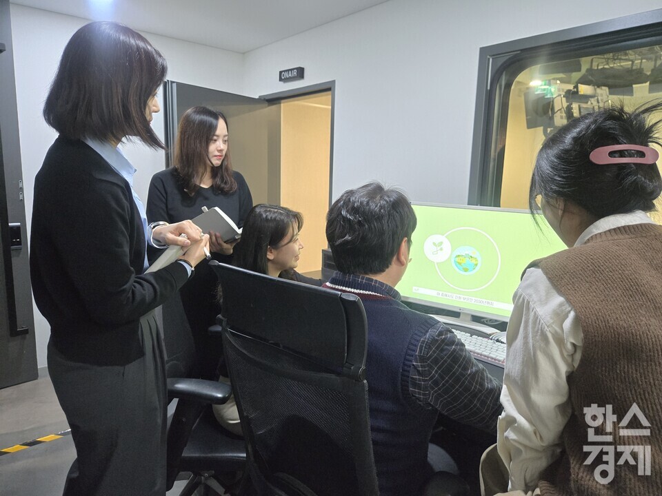 피에스앤마케팅 영상 제작팀이 제작한 ESG 관련 영상을 검토하는 모습. / 사진=신연수 기자.