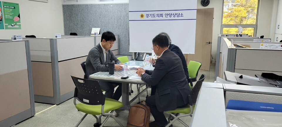 경기도의회 도시환경위원회 유영일 부위원장(국민의힘, 안양5)이 11월 3일 경기도의회 안양상담소에서 평촌신도시 특별정비예정구역과 관련해 주민들과 간담회를 열고 현장의 목소리를 직접 청취했다./ 경기도의회 제공