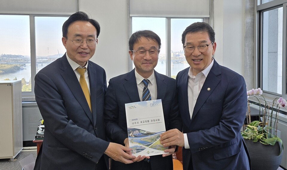 윤병태 시장(왼쪽)이 신정훈 행정안전위원장(오른쪽)과 한병도 예산결산특별위원장과 나주시 현안사업 국비 지원을 요청하고 있다. /사진=나주시