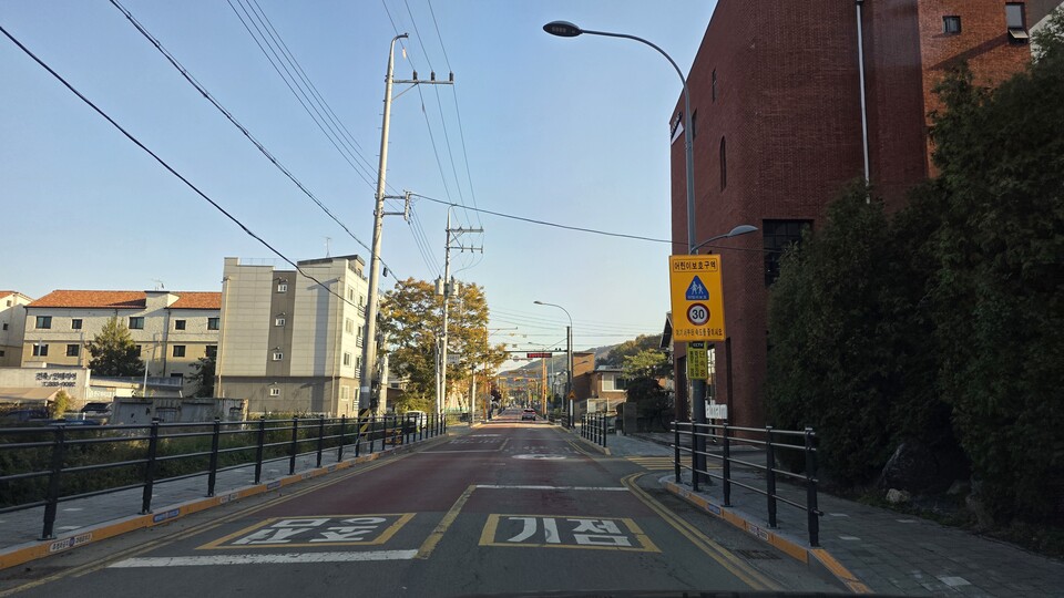 시행사는 “경기도 행정심판위원회의 재결이 학교 앞 도로 통행을 허용한 취지”라고 주장한다. 용인시 관계자는 “재결의 핵심은 ‘안전 확보를 전제로 협의하라’는 뜻”이라며 “보행자 분리나 안전대책이 전제되지 않는 통행은 불가능하다”고 말했다./ 김두일 기자