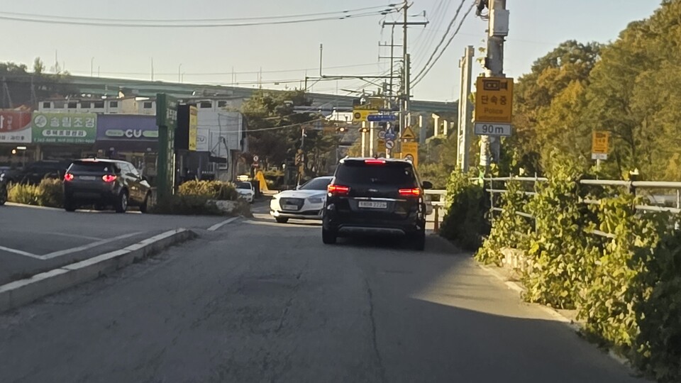 학부모들은 “아이들이 다니지 않았던 시기의 사례를 근거로 안전하다고 주장하는 것은 위험한 논리”라고 반박했다. 주민들은 단순히 통학 안전뿐 아니라 학습권 침해 가능성도 지적한다./ 김두일 기자